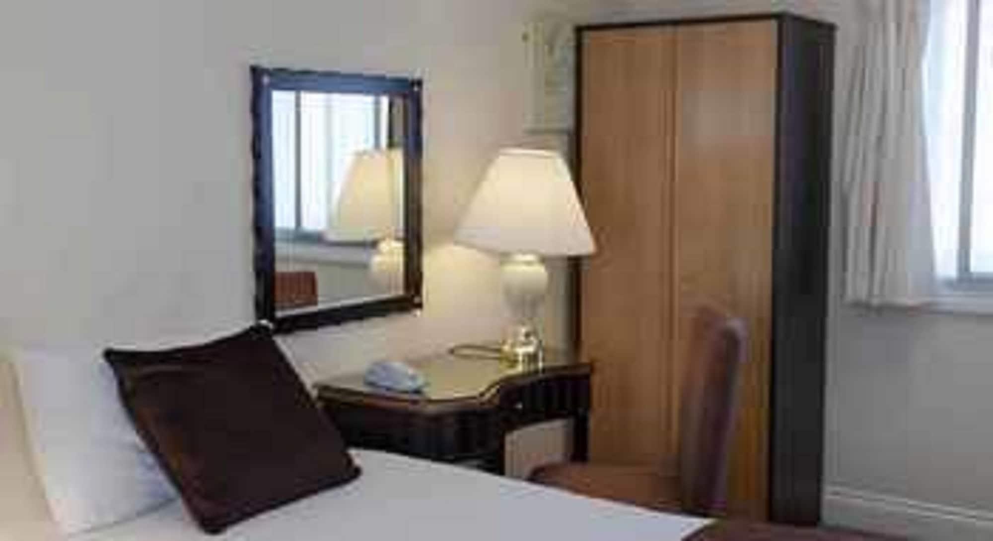 Russ Hill Hotel Чарлвуд Экстерьер фото