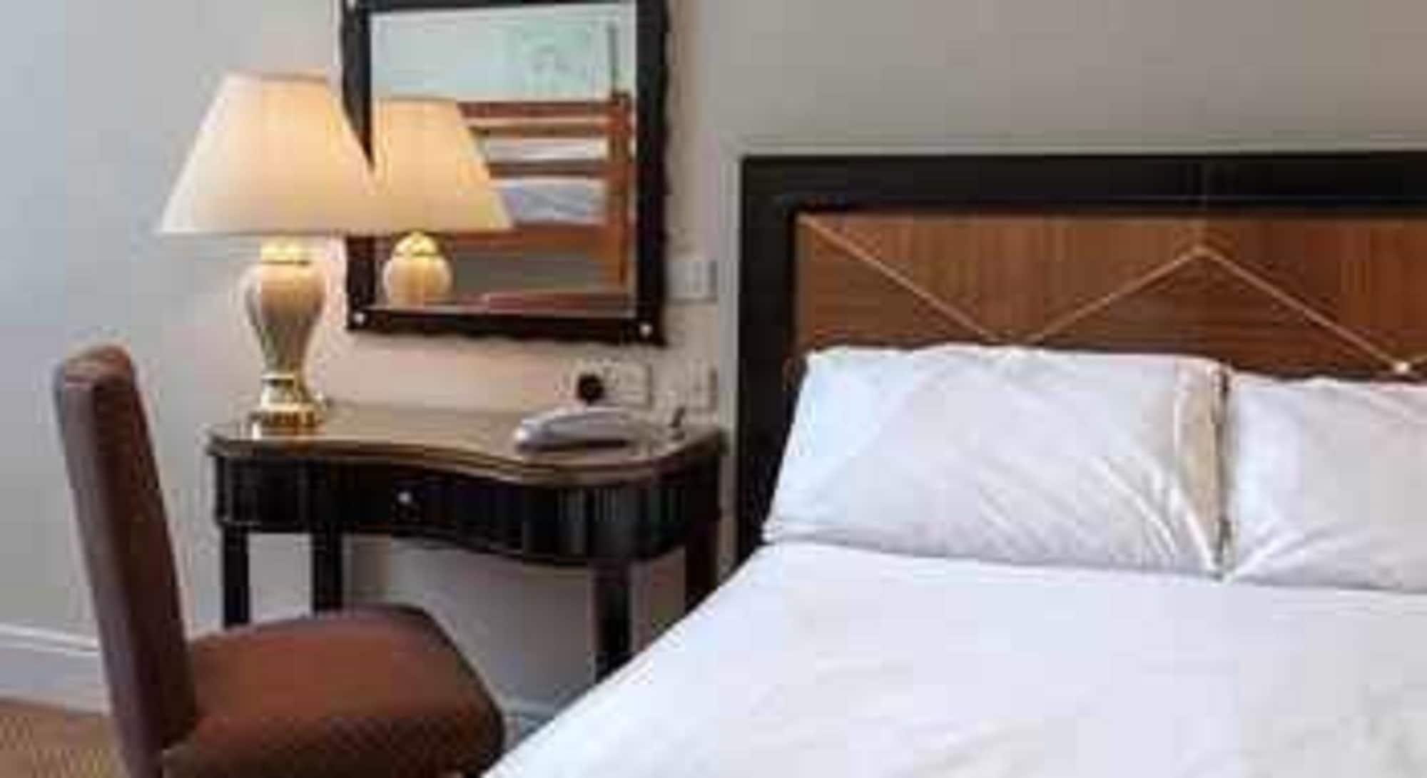 Russ Hill Hotel Чарлвуд Экстерьер фото