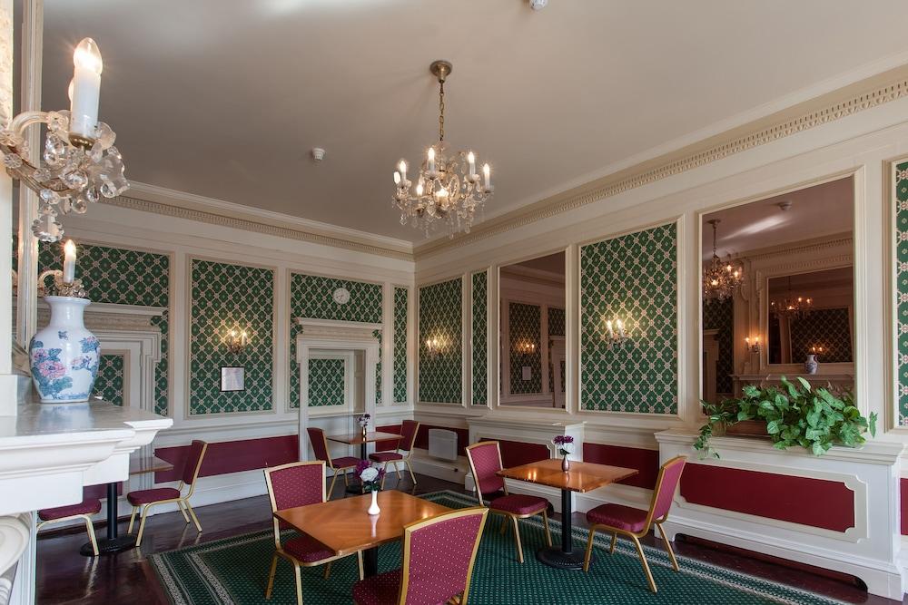 Russ Hill Hotel Чарлвуд Экстерьер фото