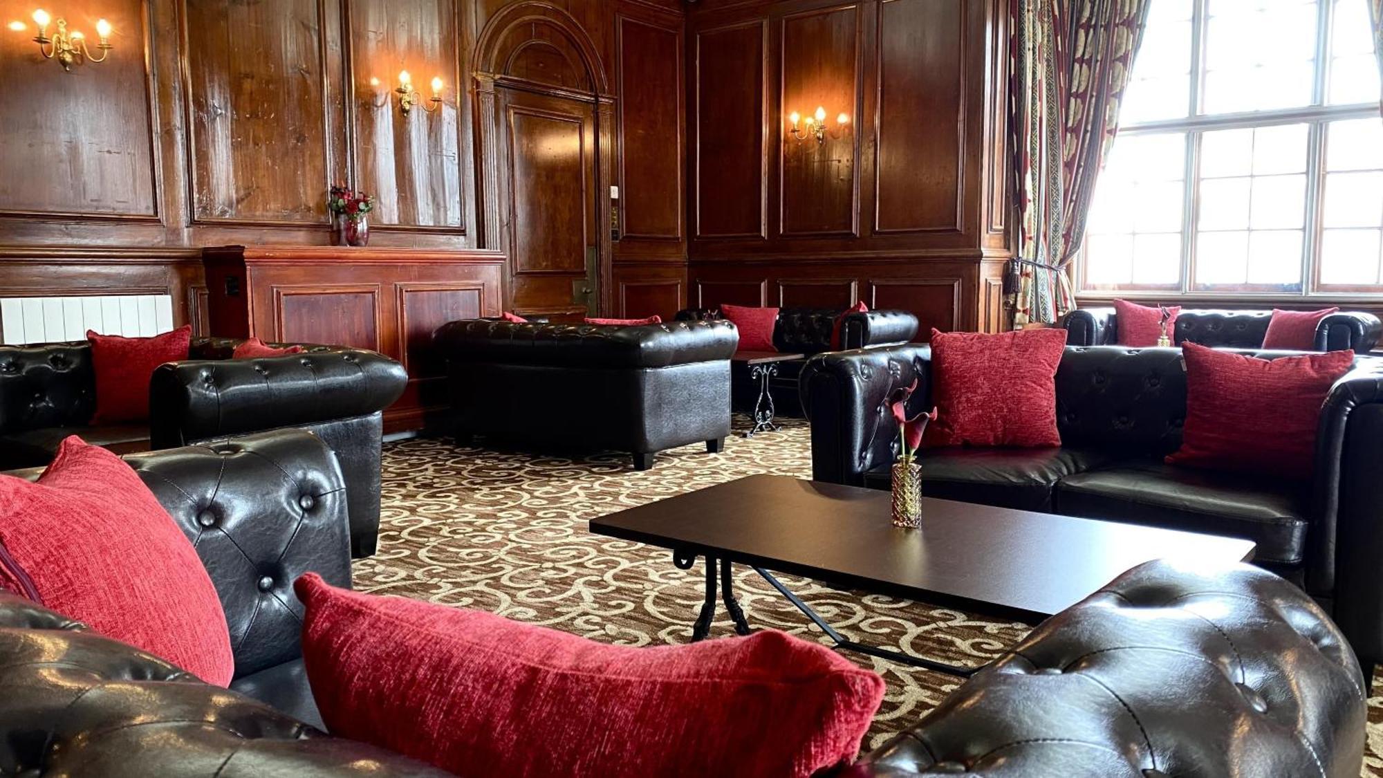 Russ Hill Hotel Чарлвуд Экстерьер фото