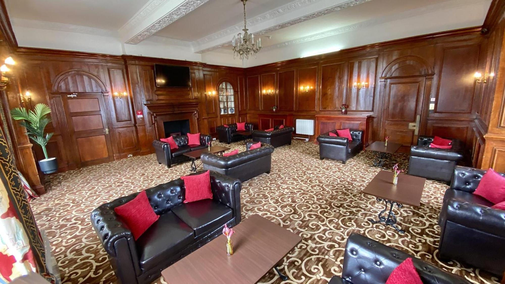 Russ Hill Hotel Чарлвуд Экстерьер фото