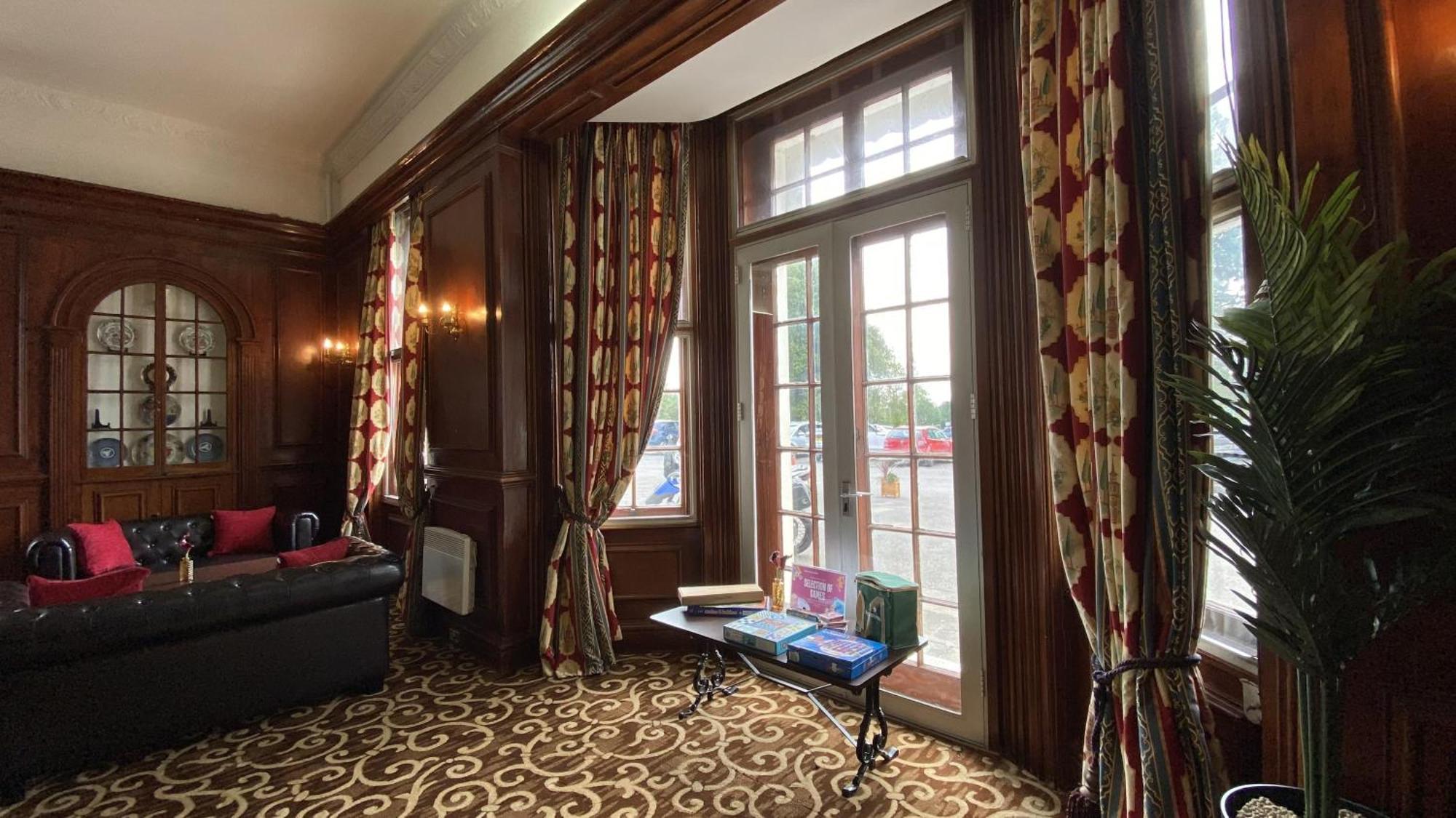 Russ Hill Hotel Чарлвуд Экстерьер фото