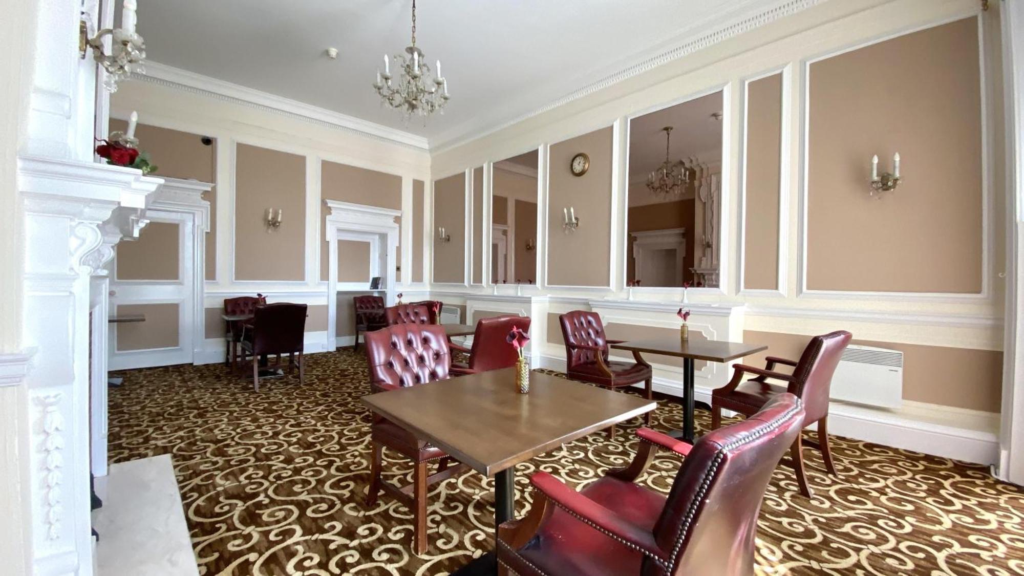 Russ Hill Hotel Чарлвуд Экстерьер фото