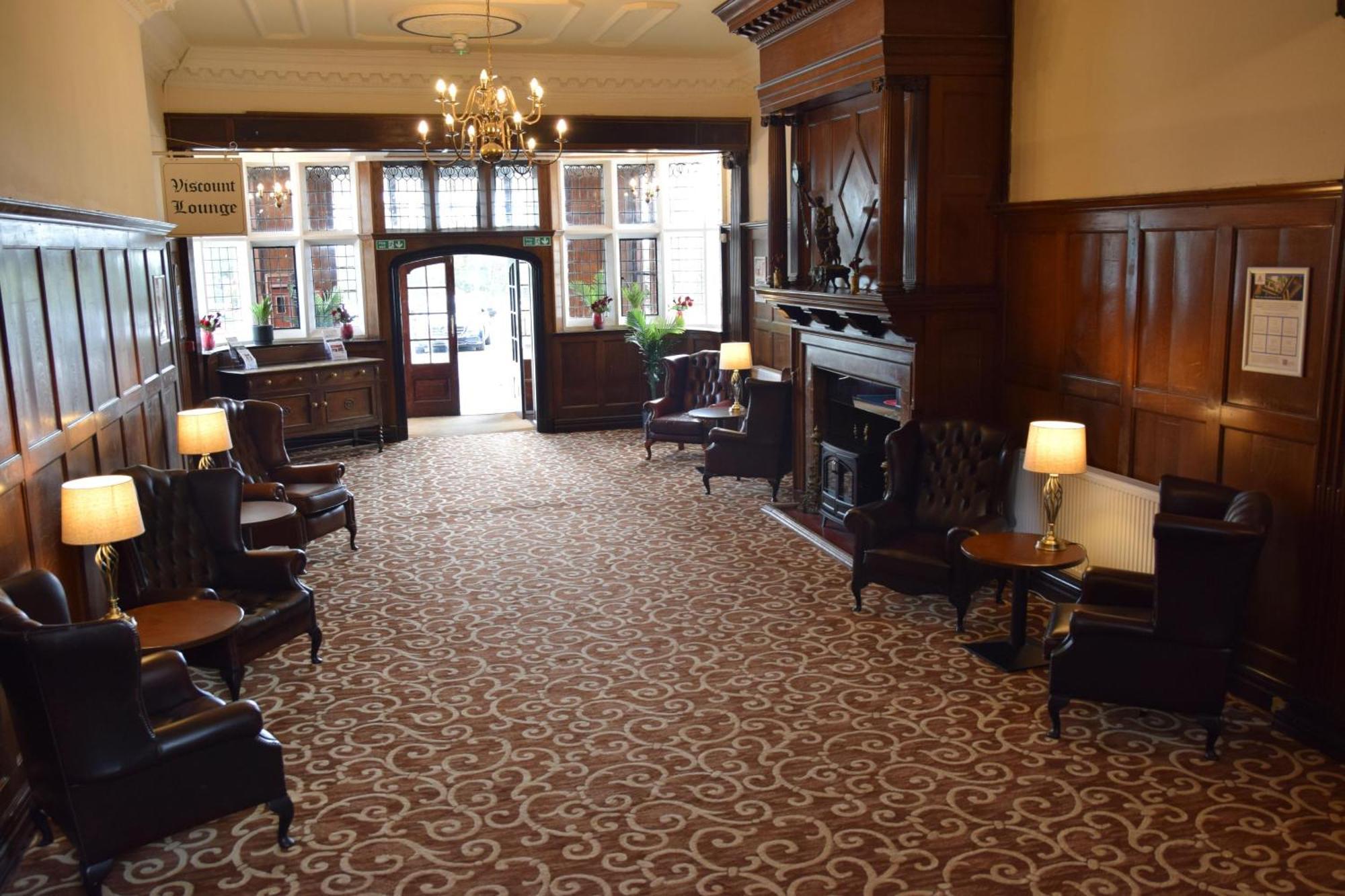 Russ Hill Hotel Чарлвуд Экстерьер фото