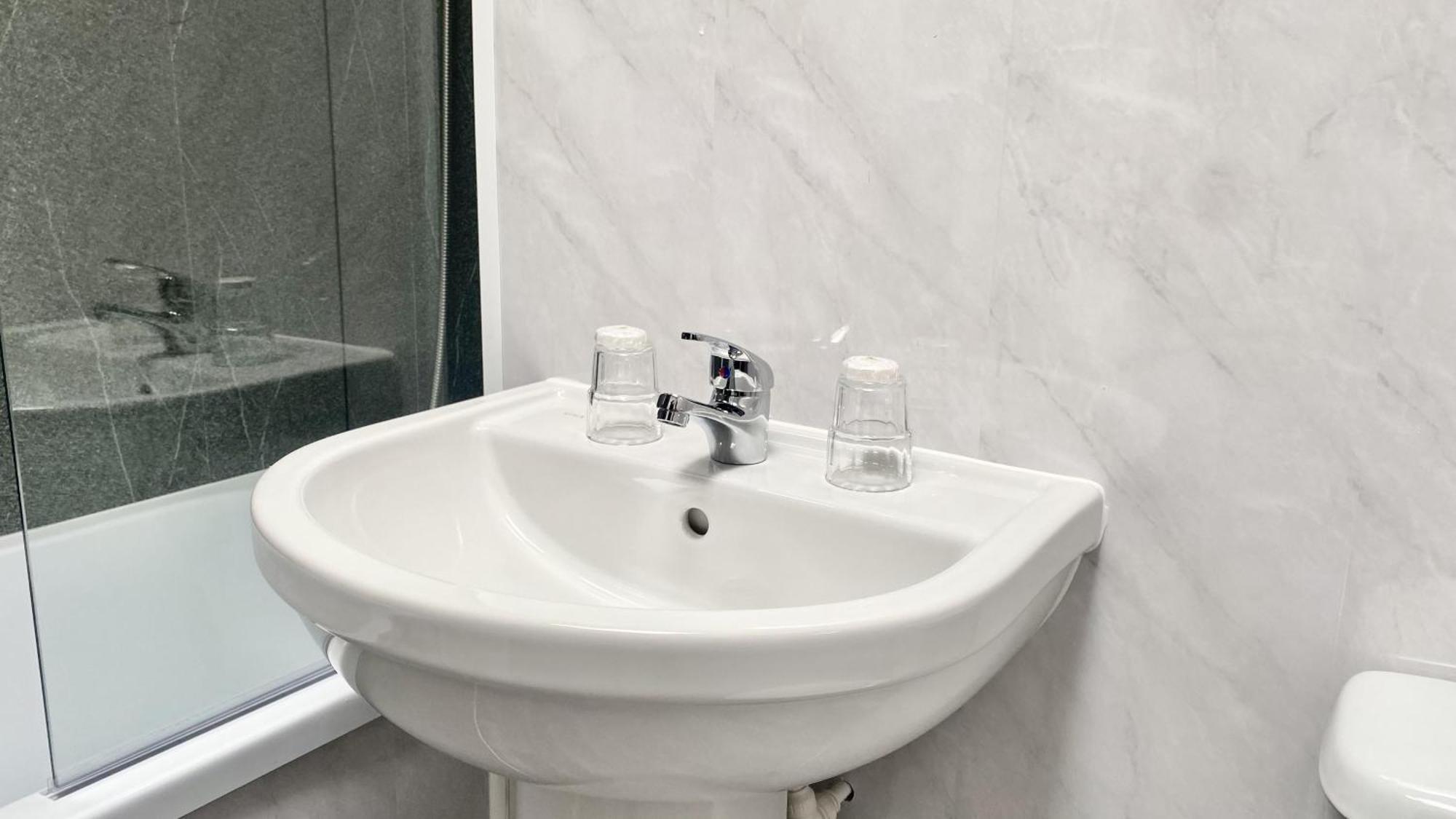 Russ Hill Hotel Чарлвуд Экстерьер фото