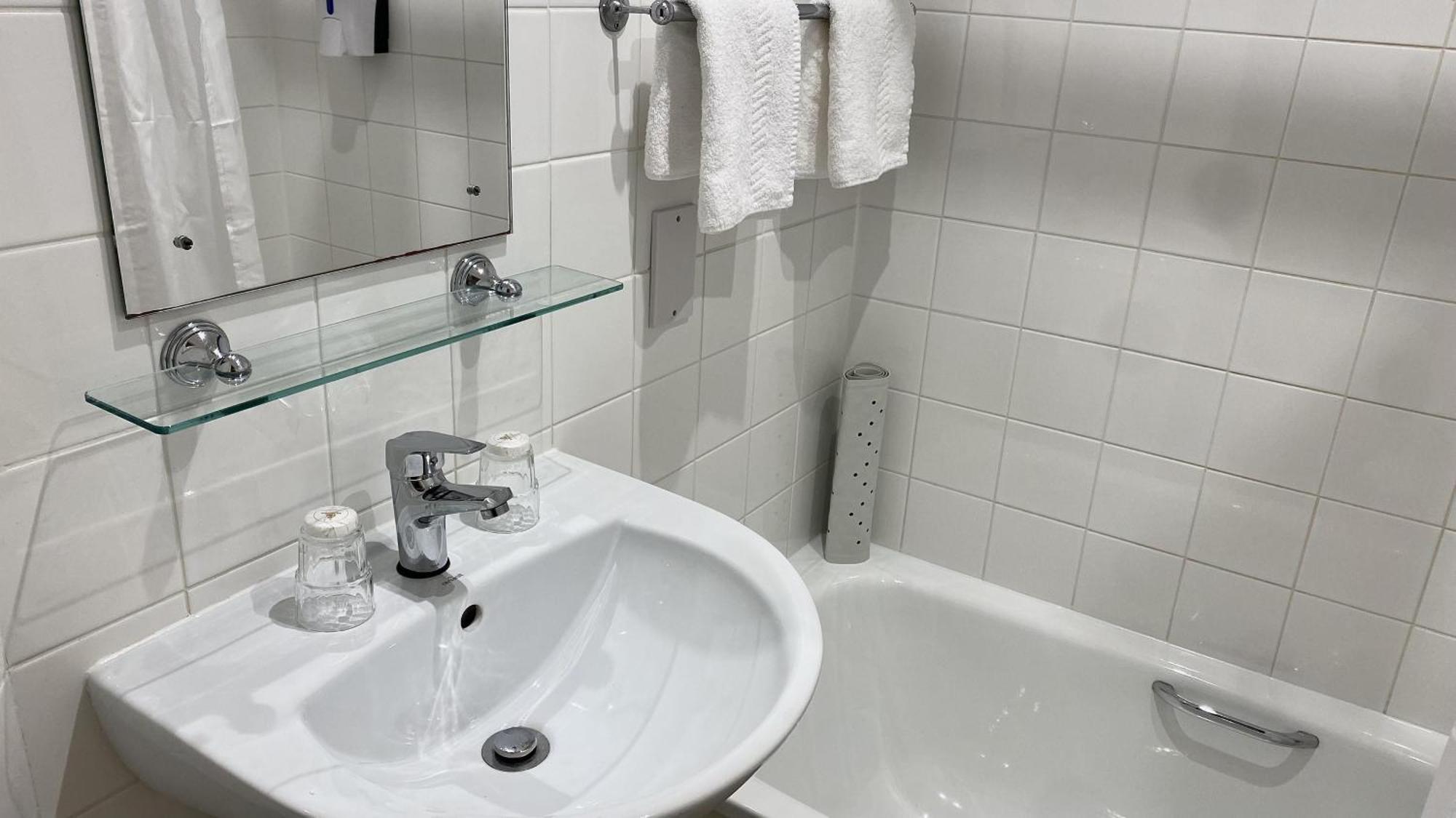 Russ Hill Hotel Чарлвуд Номер фото