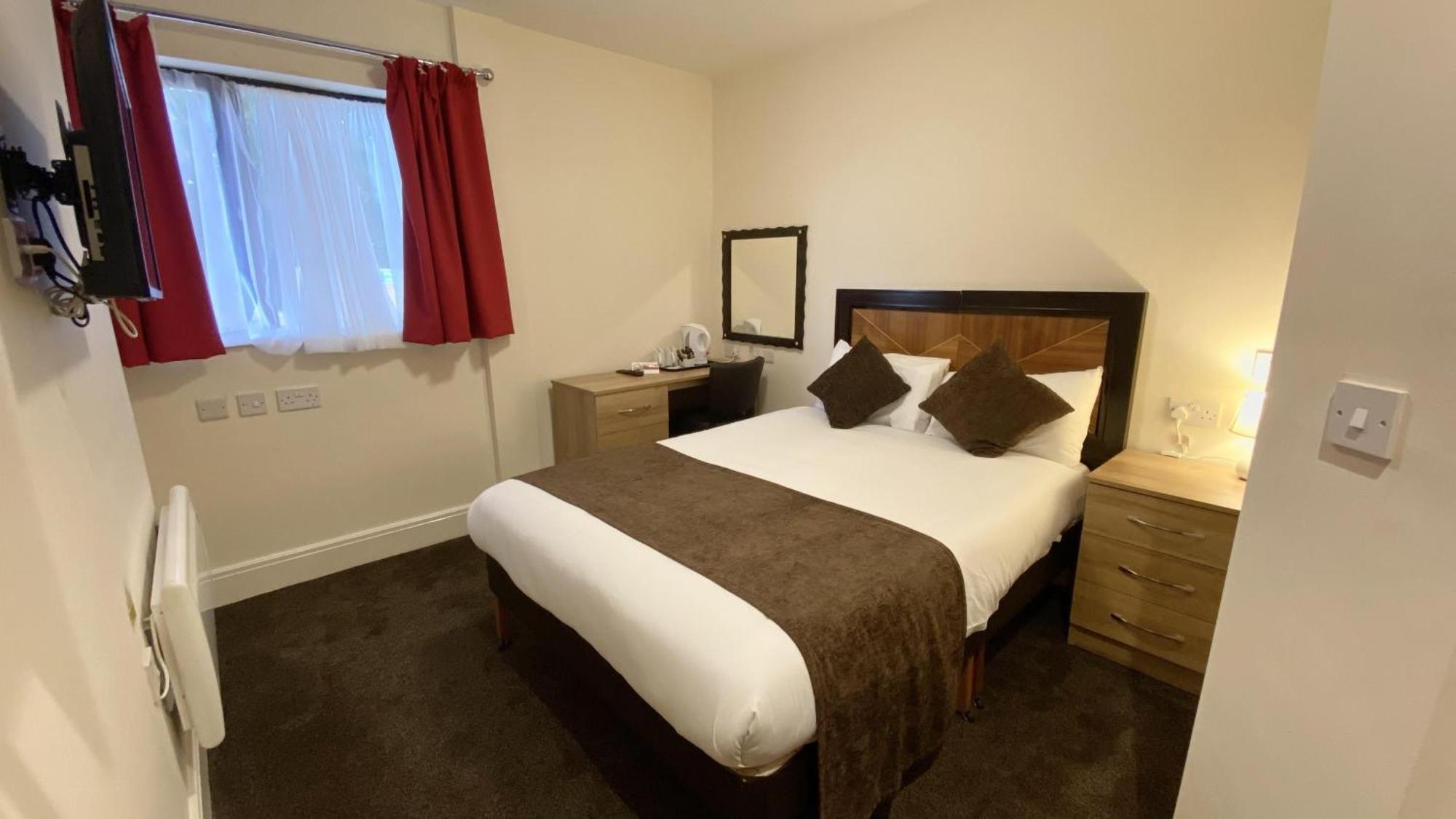 Russ Hill Hotel Чарлвуд Экстерьер фото