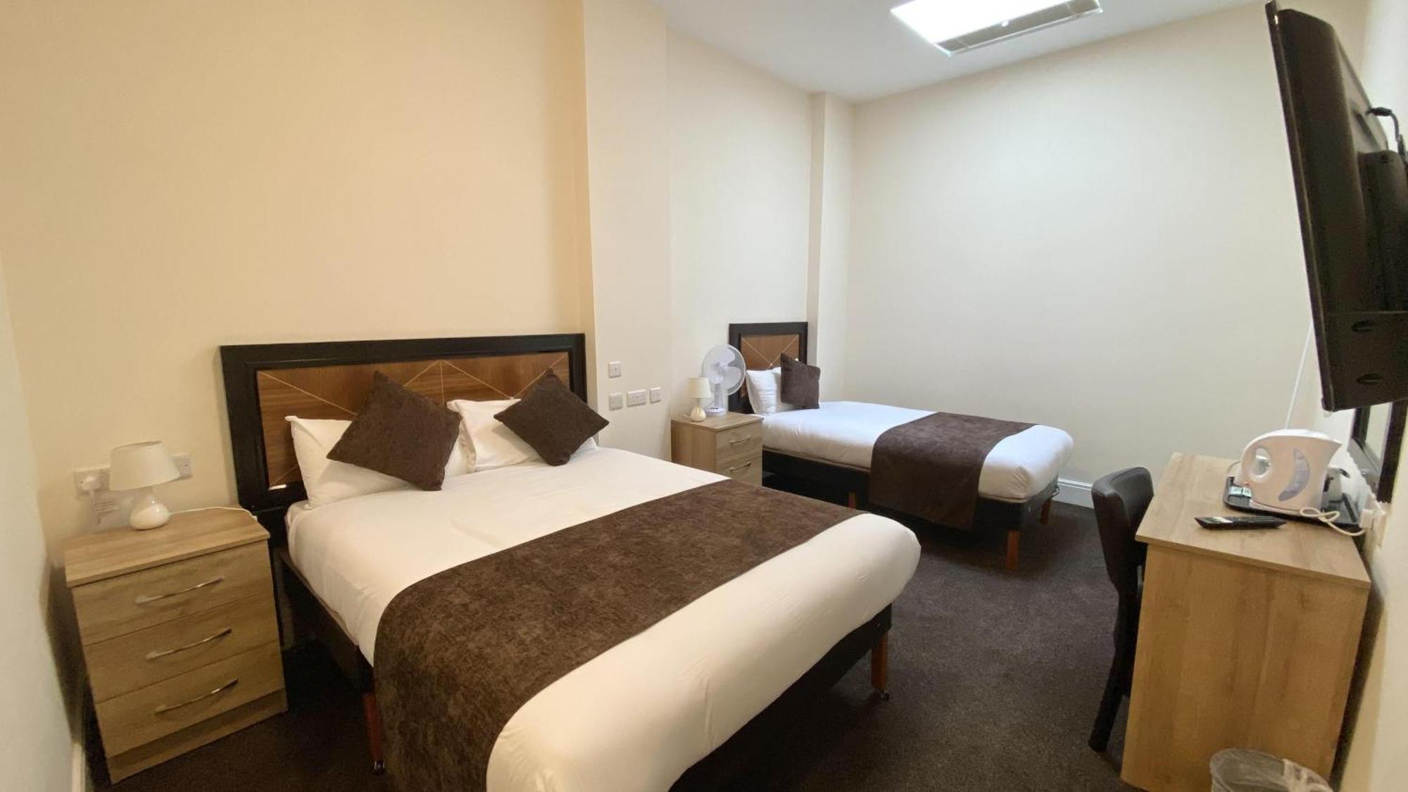 Russ Hill Hotel Чарлвуд Экстерьер фото