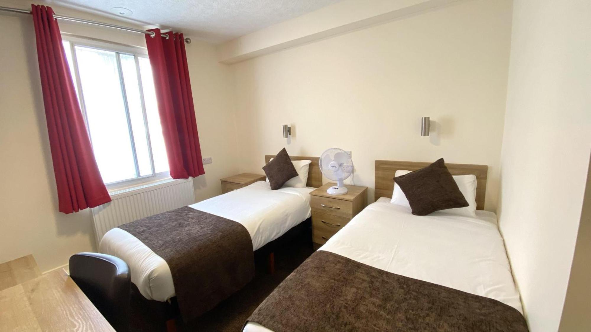 Russ Hill Hotel Чарлвуд Экстерьер фото