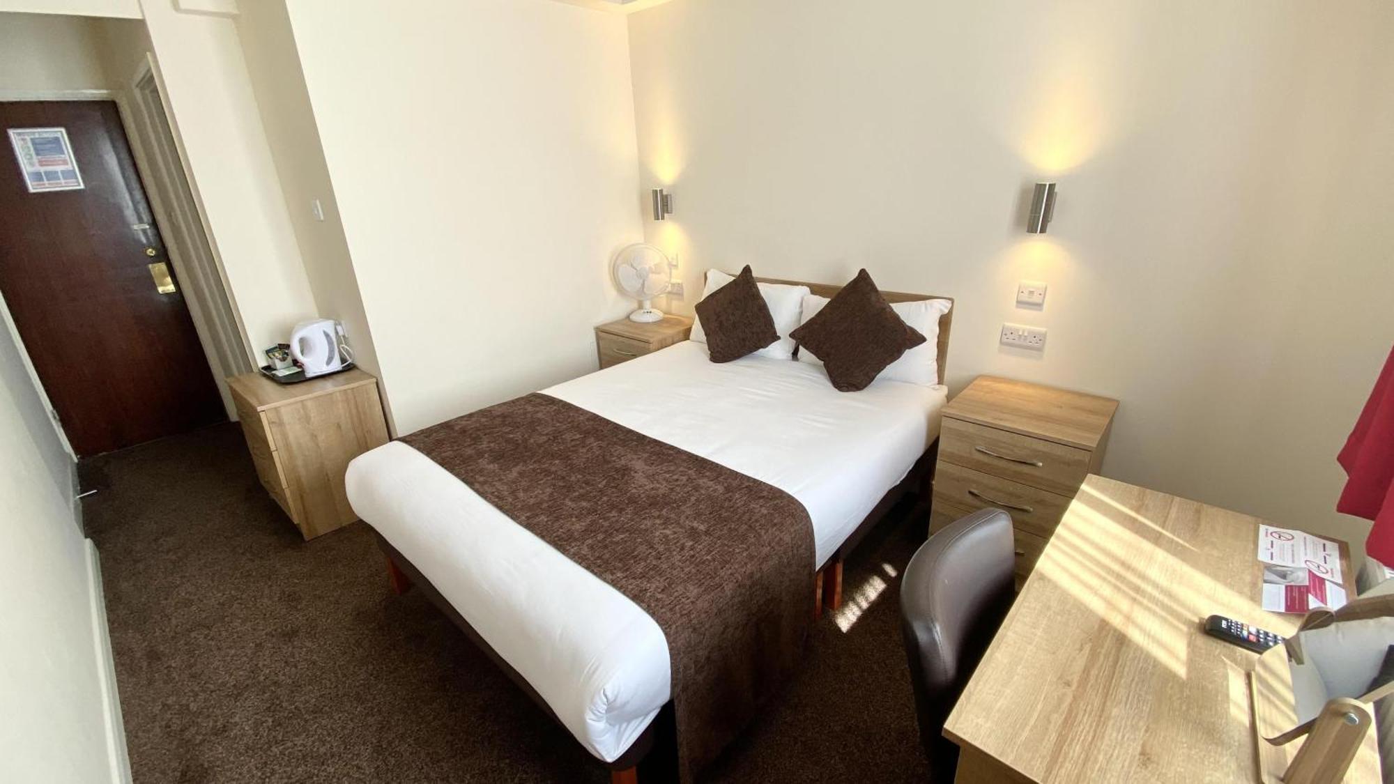 Russ Hill Hotel Чарлвуд Экстерьер фото