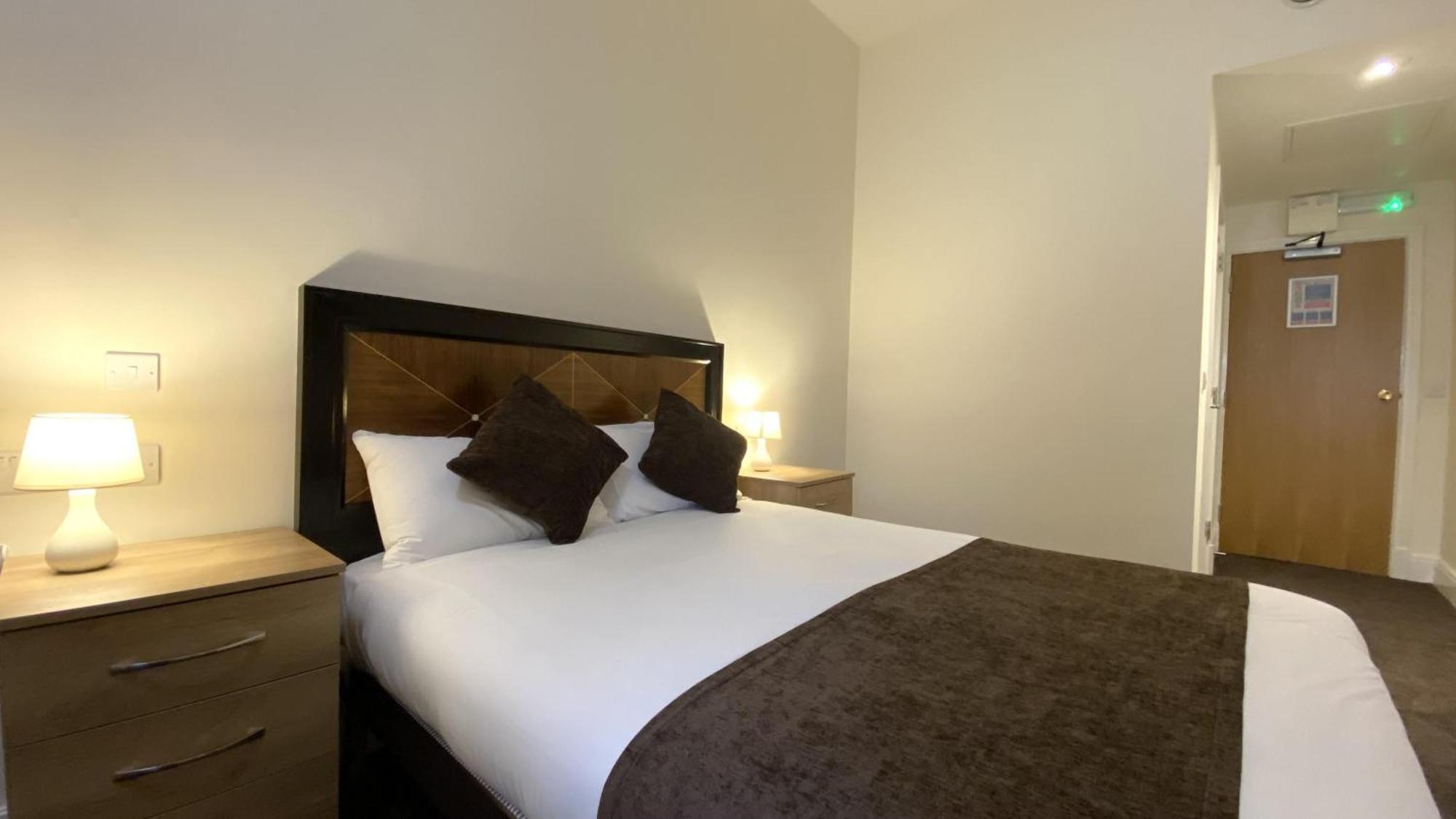 Russ Hill Hotel Чарлвуд Номер фото