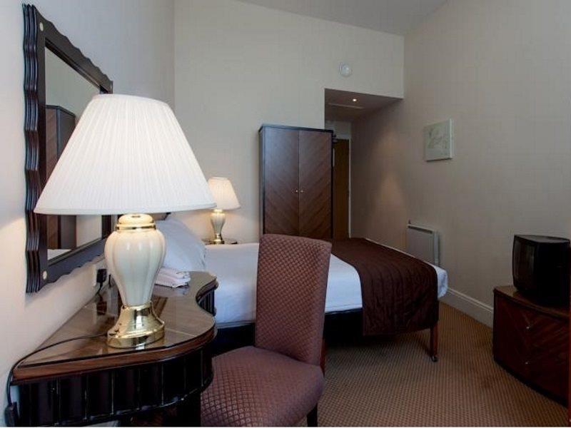 Russ Hill Hotel Чарлвуд Экстерьер фото