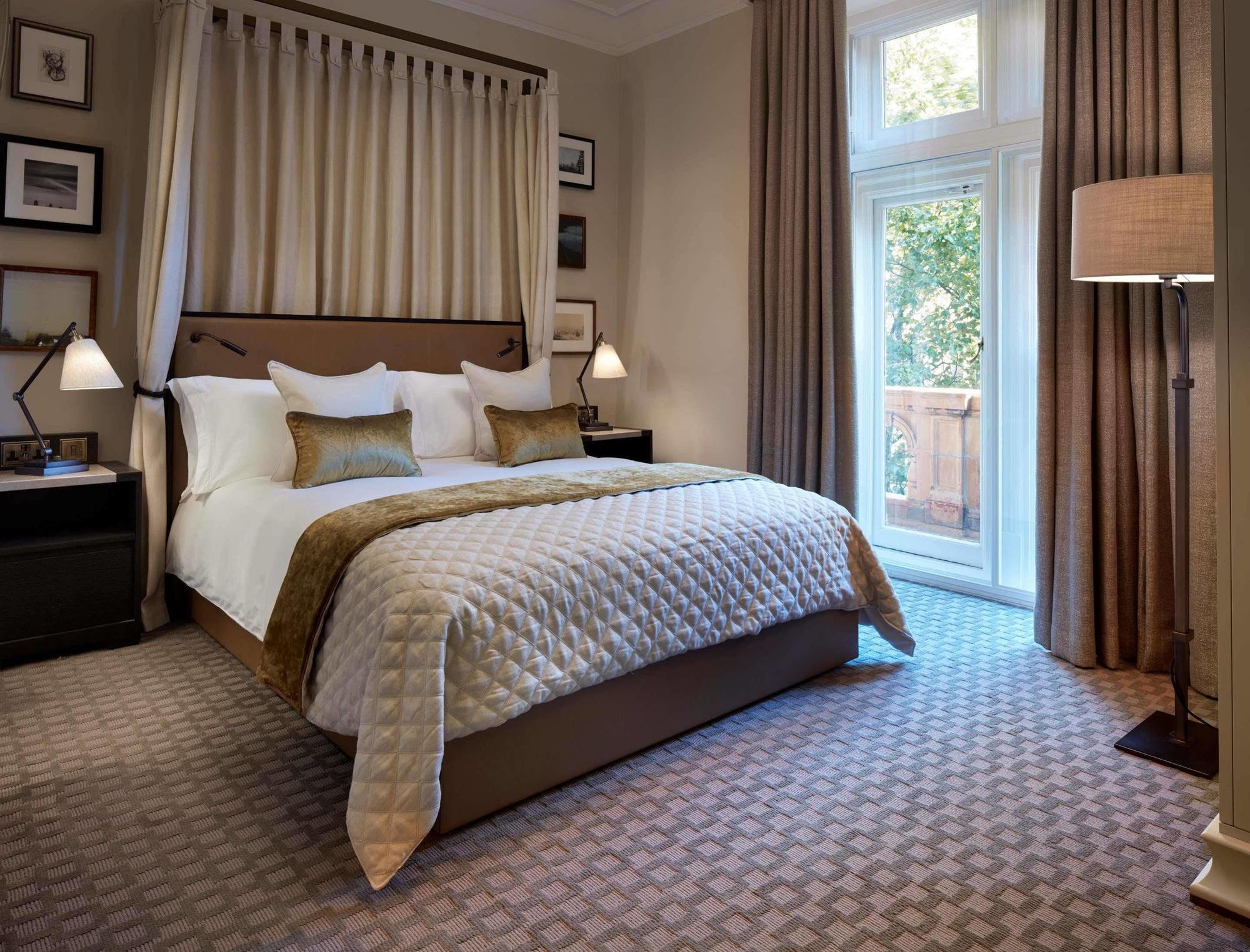 Russ Hill Hotel Чарлвуд Экстерьер фото