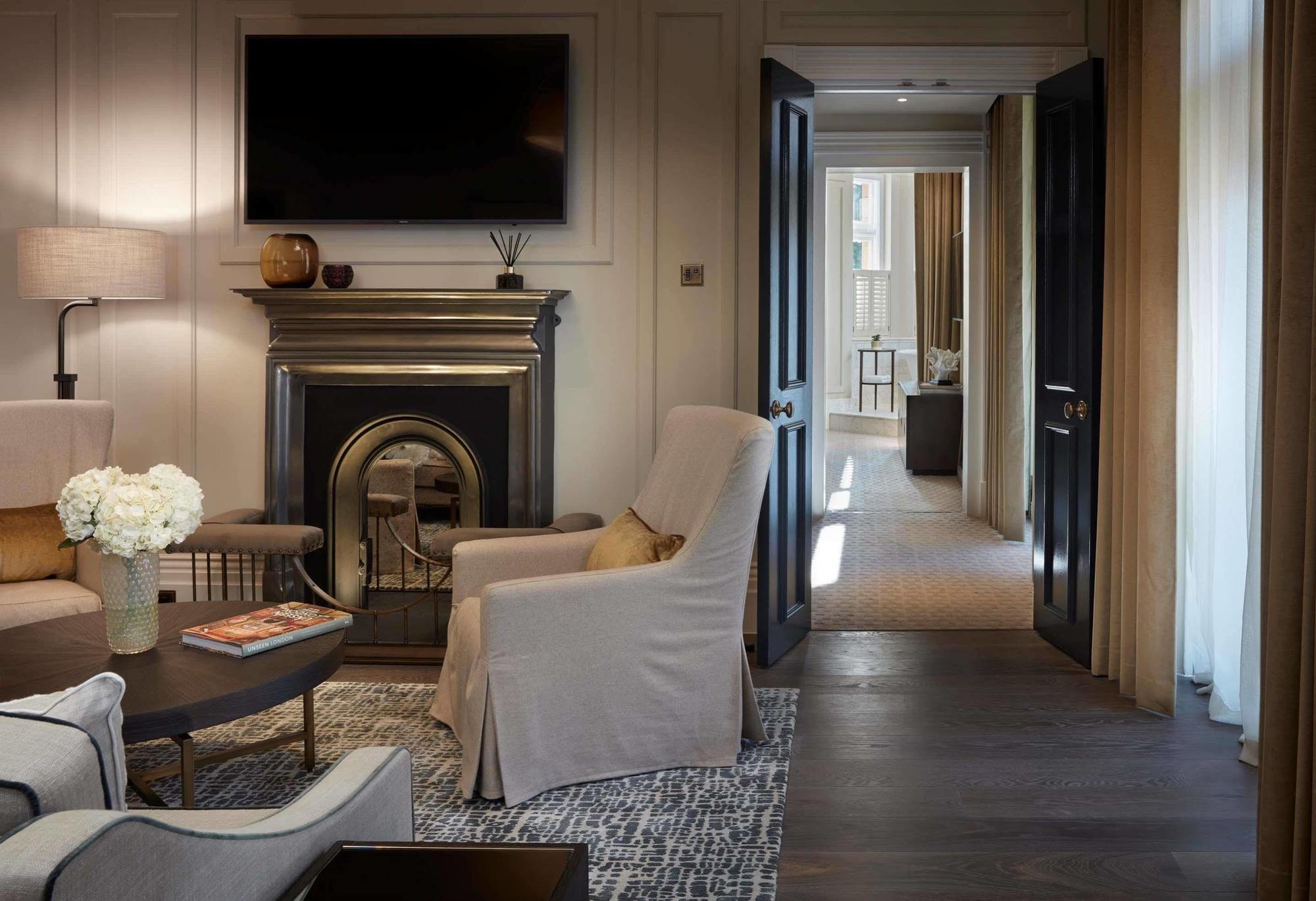 Russ Hill Hotel Чарлвуд Экстерьер фото